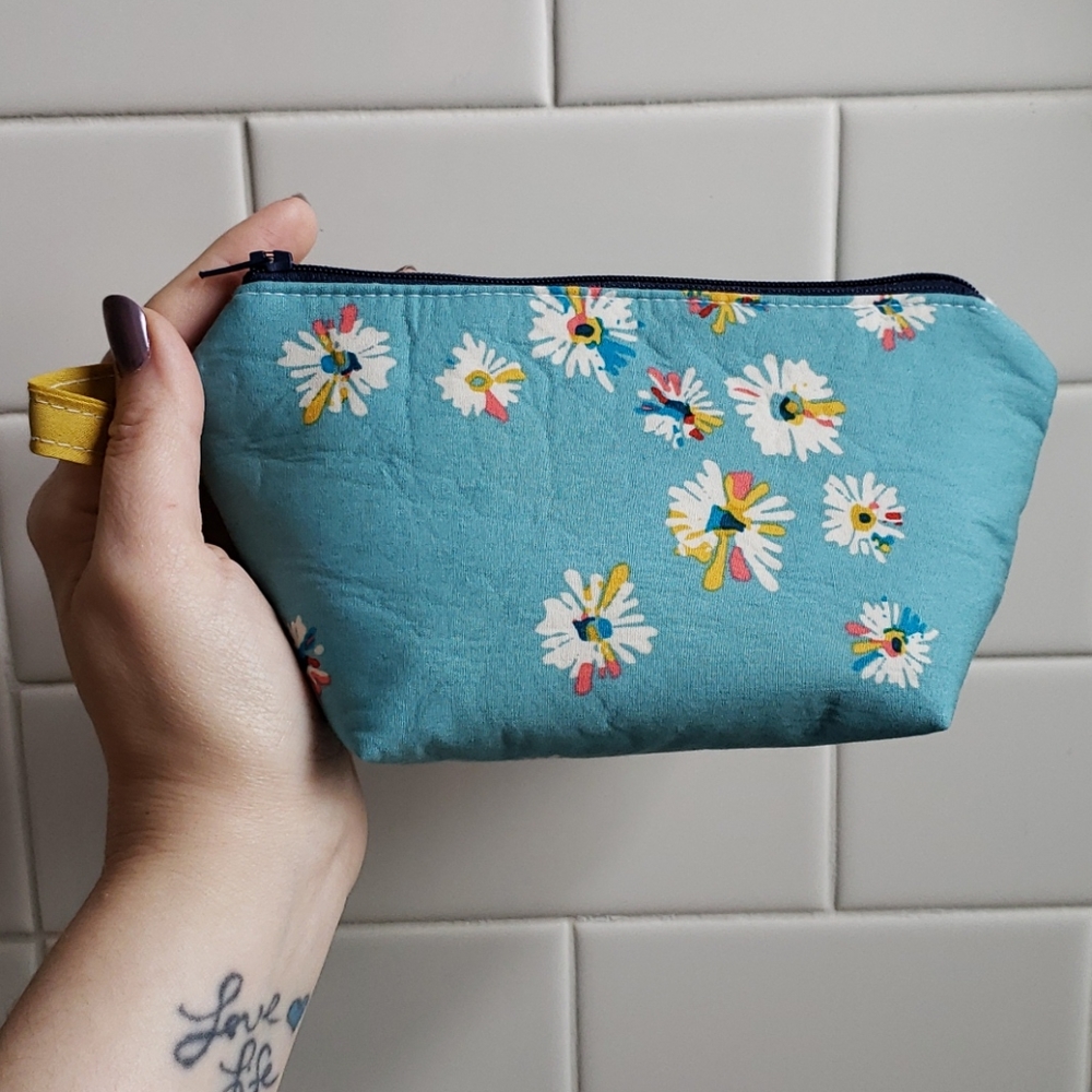 🧵🌼 Handmade Retro Style Floral Pouch - Picture 4 of 8